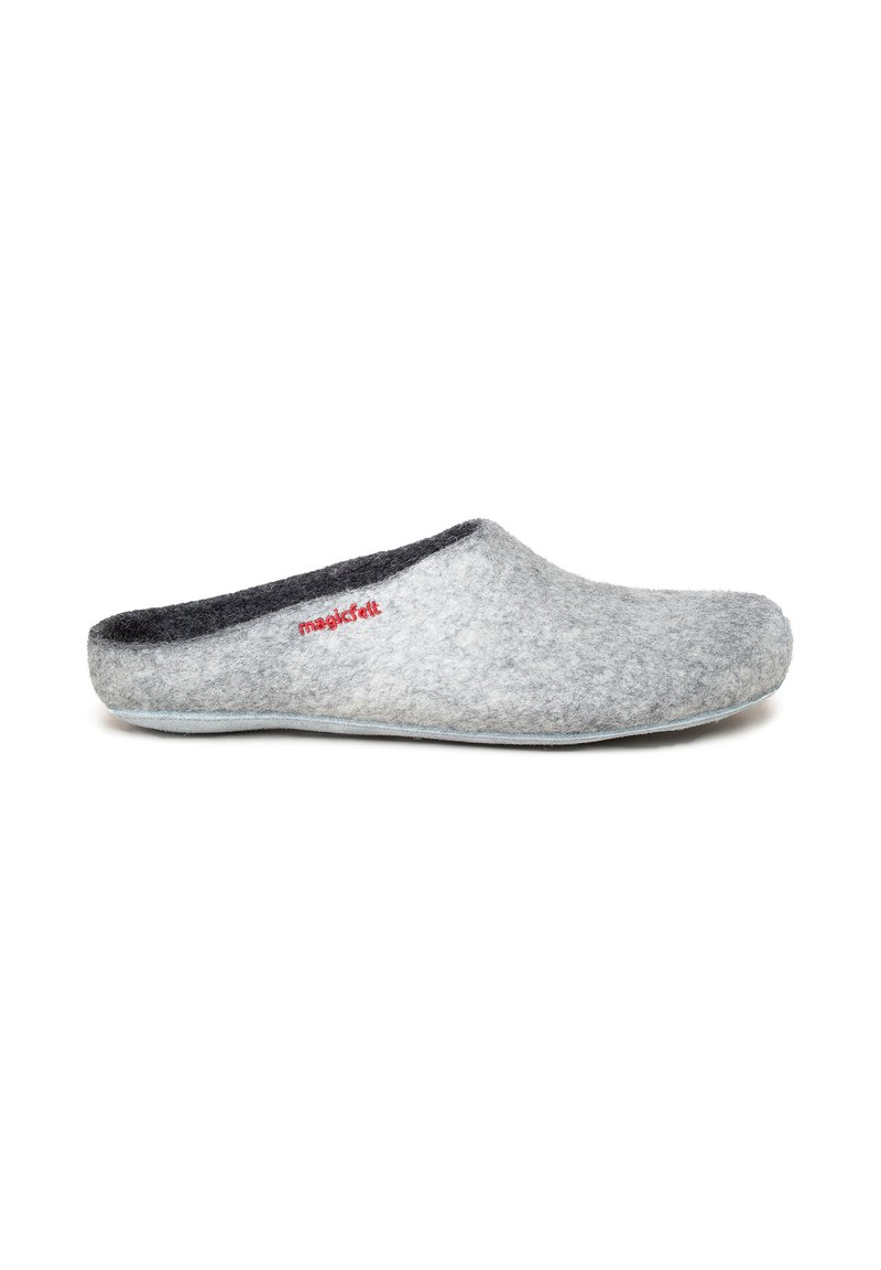 Chausson en feutre gris avec un bout arrondi, doublure intérieure noire et accent logo rouge. La semelle est légère et lisse, offrant confort et soutien.