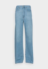 Jean en denim bleu clair avec une taille haute, une jambe large et une légère décoloration. Doté d'un style classique à cinq poches et d'une fermeture éclair à l'avant.