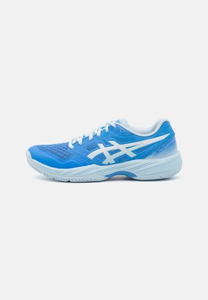 Modrá sportovní bota s textilním svrškem, bílými akcenty a polstrovanou podrážkou. Má zakřivený design a texturované detaily po stranách.