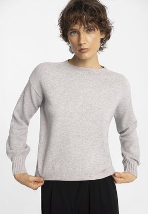 Jasnoszary sweter robiony na drutach z okrągłym dekoltem, ściągaczowymi mankietami i dołem, z delikatną teksturą i pionowym przeszyciem.