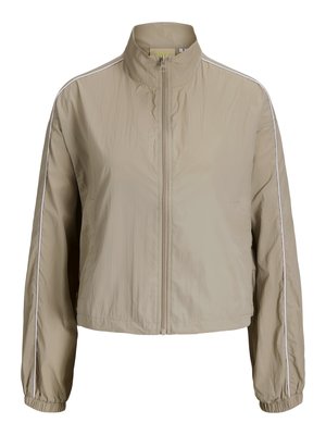 Beige letvægts nylonjakke med fuld frontlynlås, høj krave, elastiske manchetter og tynde hvide striber langs ærmerne.