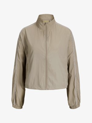 Beige letvægts nylonjakke med fuld frontlynlås, høj krave, elastiske manchetter og tynde hvide striber langs ærmerne.