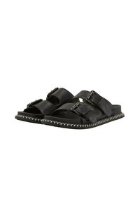 Schwarze Leder-Sandalen mit zwei verstellbaren Riemen und metallischen Schnallen; strukturierte Sohle mit kontrastierendem weißen Nähten; offenes Zehen-Design.