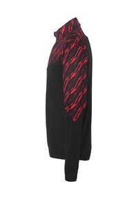 Sort sweatshirt med høj krave. Har et rødt diagonalt stripet mønster på den øverste skulder og ærmeområder. Blød tekstur.