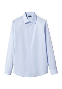 Chemise habillée à manches longues bleu clair avec motif à petits carreaux et col pointu, présentée sur un fond blanc.