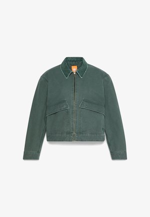 Veste en denim verte avec col, fermeture éclair, deux poches avant et design cropped. Texture lisse et style minimaliste.