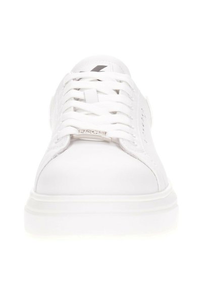 Baskets en cuir blanc avec des lacets blancs, étiquette en métal pour les lacets et un logo subtil sur la languette et le panneau latéral, vue de face.