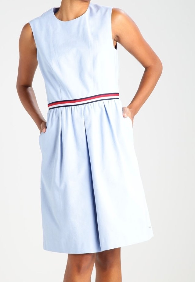 Robe sans manches bleu clair avec un col rond, taille cintrée ornée de rayures rouges et marines, et jupe plissée avec poches latérales.
