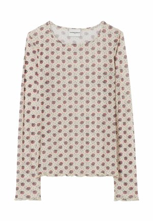Top beige de manga larga con pequeño estampado floral en rojo y verde, escote redondo y bordes festoneados en el dobladillo.