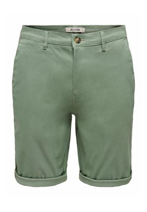 Grønne herreshorts med oppbrett, beltehemper og knappelukking, merket Only & Sons på innsiden av midjebåndet.