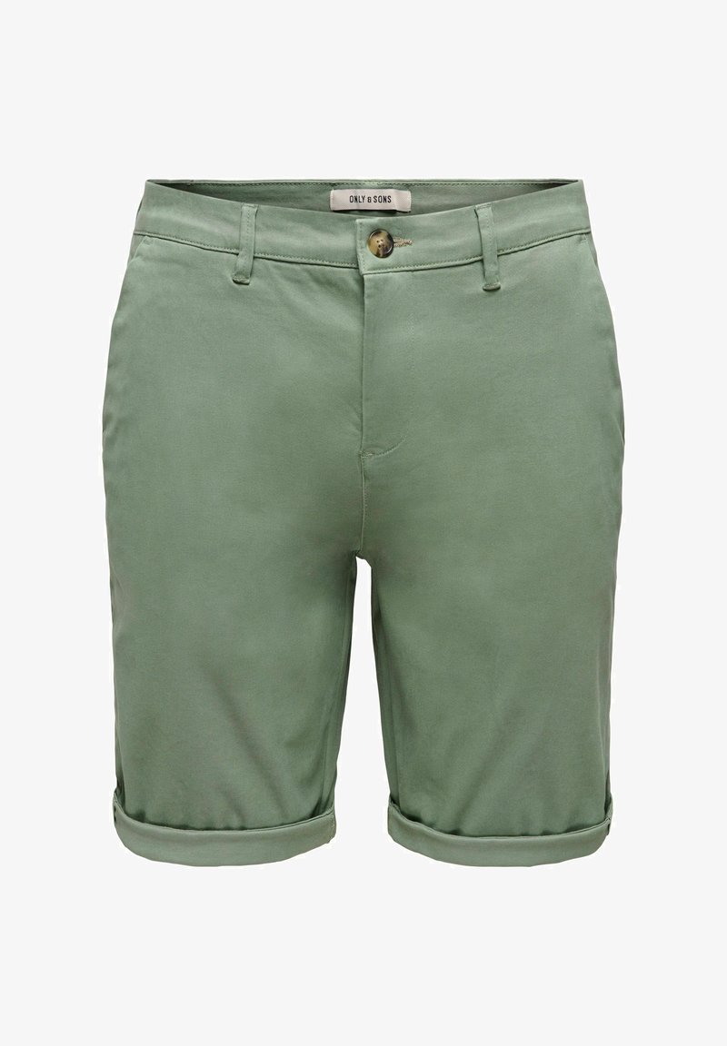 Shorts décontractés pour hommes verts avec revers, passants pour ceinture et fermeture par bouton, étiquetés Only & Sons à l'intérieur de la ceinture.