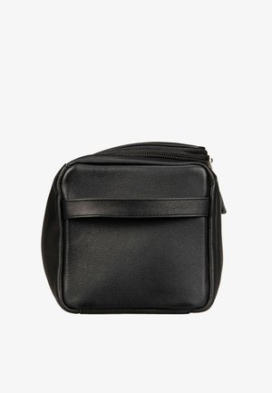 Bustina nera in pelle con zip, con una fascia orizzontale frontale, di forma rettangolare e texture liscia su sfondo bianco.