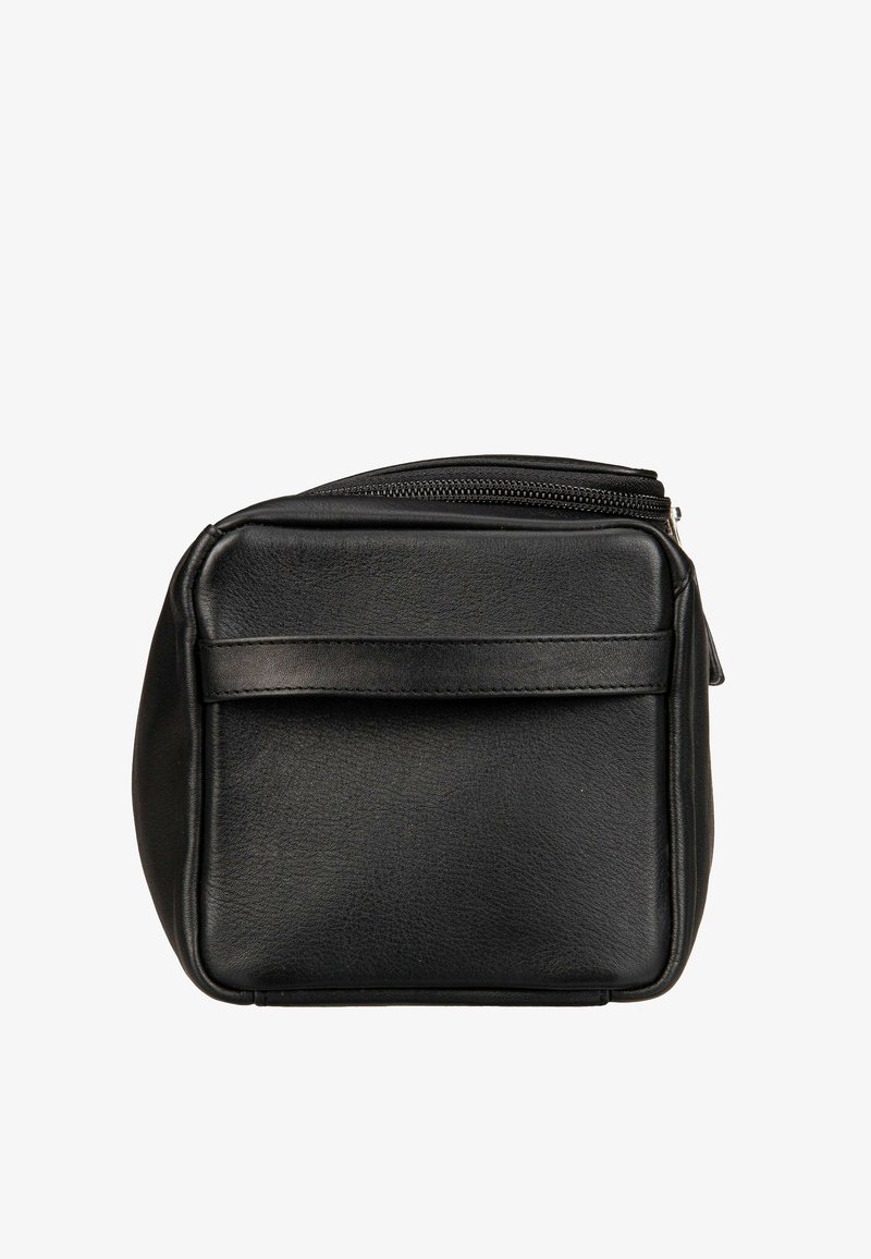 Pochette zippée en cuir noir avec une lanière horizontale à l'avant, de forme rectangulaire et à la texture lisse, sur fond blanc.