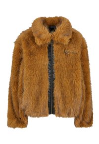 Bēšā mākslīgās kažokādas jaka ar platām atloks, melna rāvējslēdzēja priekša un neliela metāla logo uz krūtīm uz balta fona.