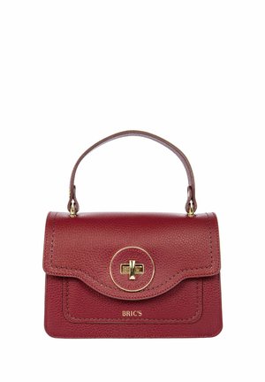 Sac à main en cuir rouge avec une forme structurée, une poignée supérieure et des matériaux en or. Il présente un fermoir circulaire et une finition texturée. Le nom de la marque est visible.