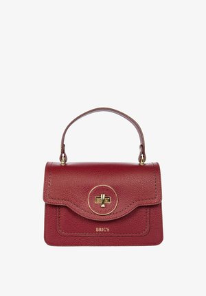 Rote Lederhandtasche mit strukturiertem Design, hoher Handgriff und goldenen Beschlägen. Sie verfügt über einen runden Verschluss und eine strukturierte Oberfläche. Der Markenname ist sichtbar.