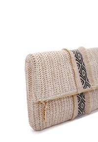 Clutch tejido en beige con un acabado texturizado, que presenta un acento negro con estampado y un cierre de cremallera dorado.
