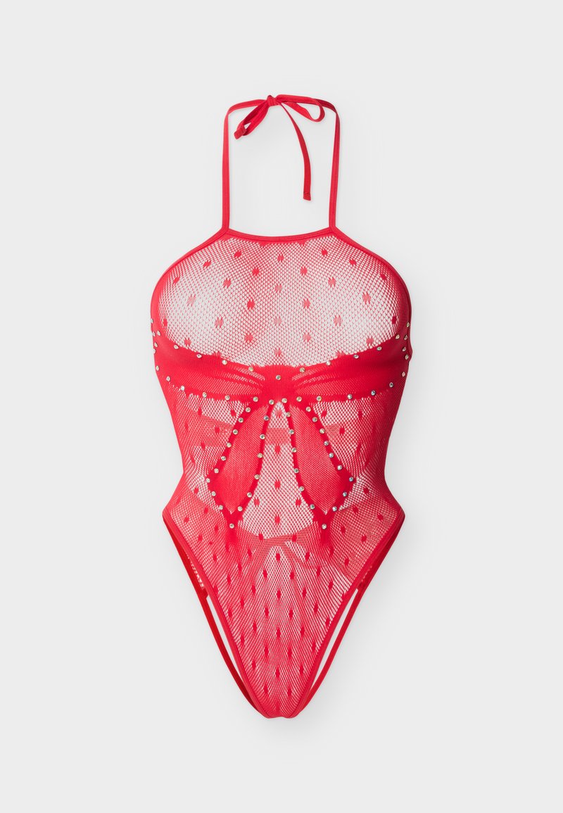 Červený sieťovaný overal s viazaním na krku vo forme halternecku, ozdobený malými dekoráciami a veľkou mašľou na prednej strane.