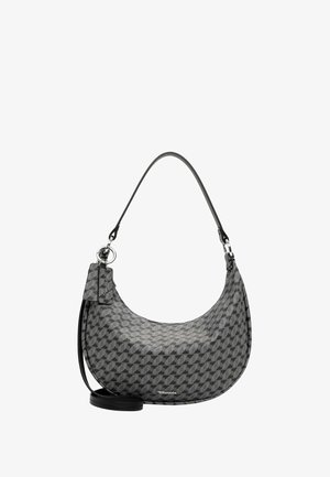 Graue Schultertasche mit geometrischem Muster in geschwungener Form, Ledertragegurt, silberner Hardware und strukturierten Oberfläche. Inklusive eines kleinen Anhängers.