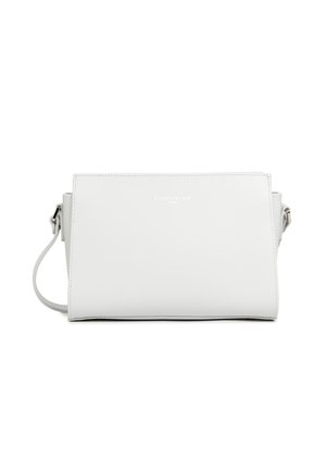 Borsa a tracolla in pelle bianca con una forma rettangolare elegante, caratterizzata da un logo impresso sottile e una lunga tracolla regolabile.