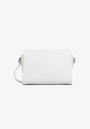 Sac à bandoulière en cuir blanc au design rectangulaire épuré, avec un logo en relief discret et une longue sangle ajustable.