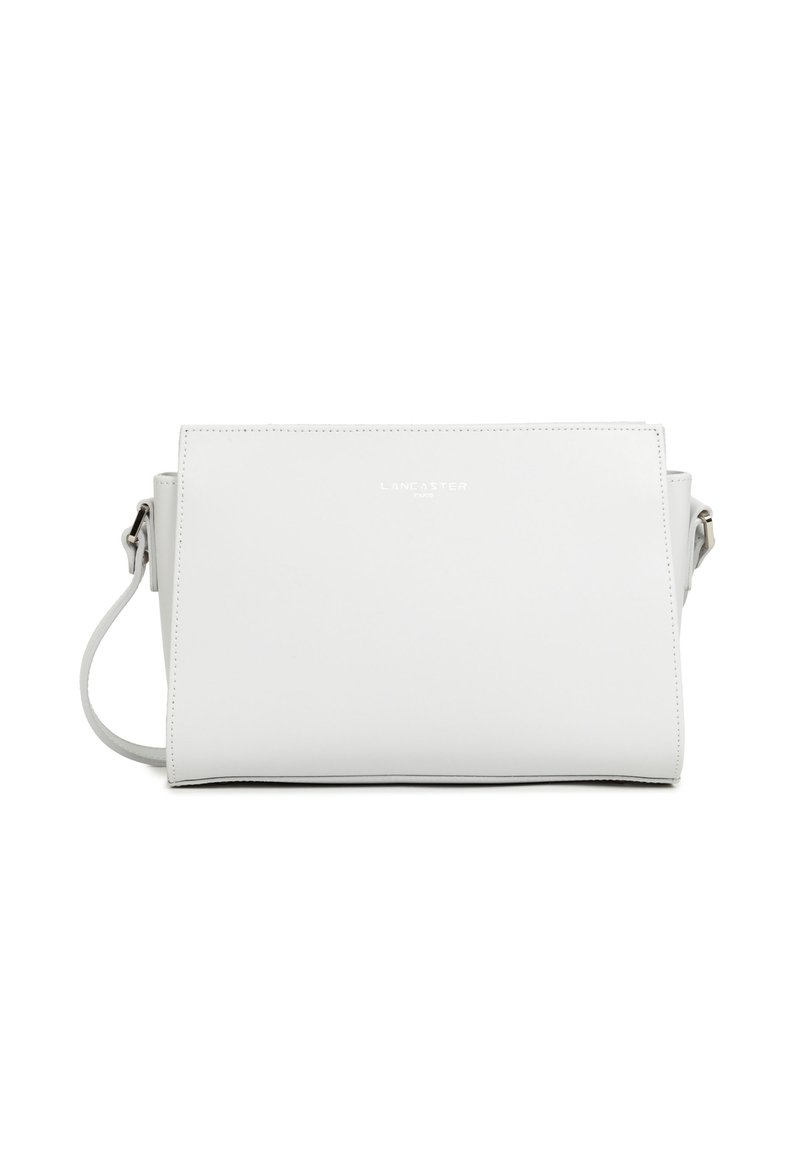 Borsa a tracolla in pelle bianca con una forma rettangolare elegante, caratterizzata da un logo impresso sottile e una lunga tracolla regolabile.