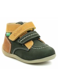 Scarpa per bambino verde e beige realizzata in camoscio e pelle, con doppie fascette in Velcro, dettagli cuciti, punta rotonda e suola in gomma.