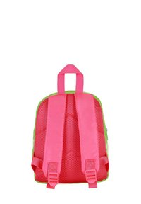 Mochila infantil con un cuerpo verde brillante, correas de malla rosas, un asa superior y una apertura con cremallera. Diseño ligero y colorido.