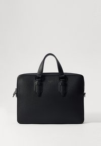 Maletín de cuero negro con acabado texturizado, doble asa superior y dos correas laterales. Presenta un cierre de cremallera y un diseño minimalista.