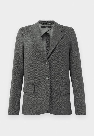 Grijze herringbone wollen blazer met notch revers, twee voorknopen, klepzakken en lange mouwen, tentoongesteld tegen een witte achtergrond.