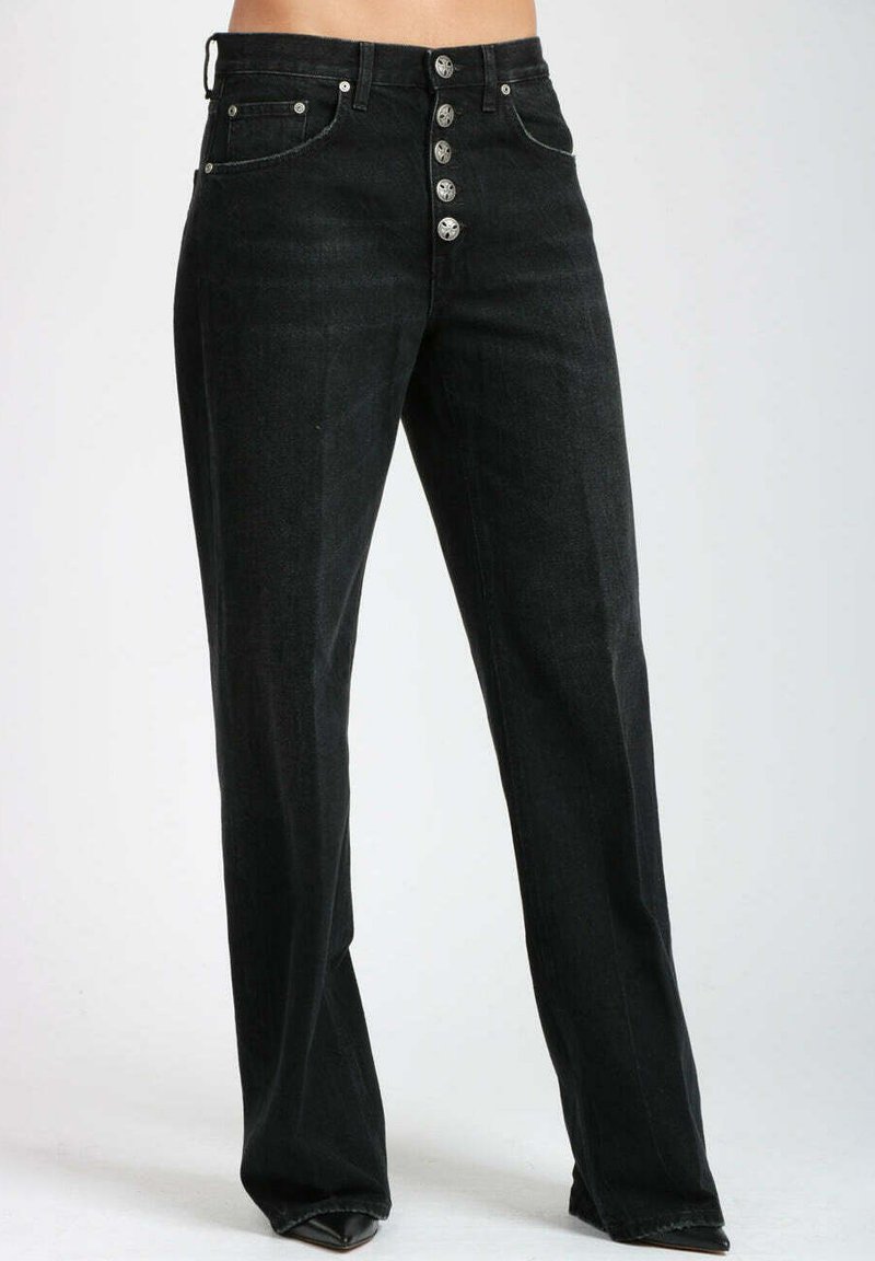 Pantaloni in denim neri con vita alta, chiusura a cinque bottoni e gambe svasate. Presentano una cucitura sottile e un design classico delle tasche.
