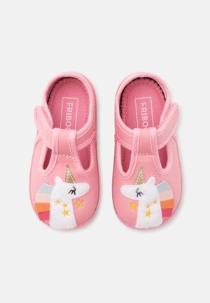 Paire de chaussures roses pour enfants avec des brides velcro, chacune décorée d'une licorne blanche, d'une crinière arc-en-ciel et d'étoiles jaunes sur l'avant.