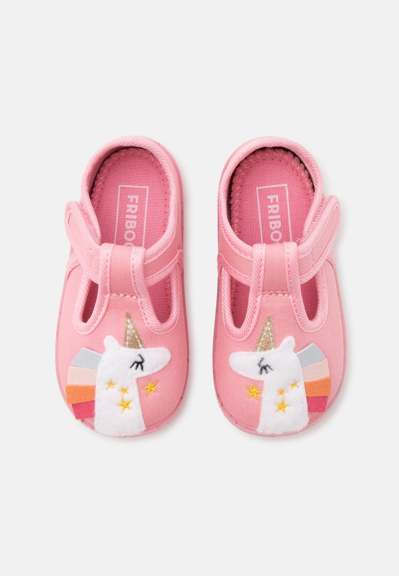 Paire de chaussures roses pour enfants avec des brides velcro, chacune décorée d'une licorne blanche, d'une crinière arc-en-ciel et d'étoiles jaunes sur l'avant.