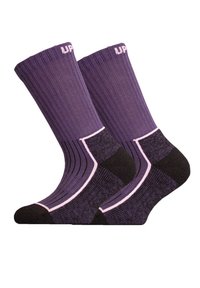 Lila Socken aus geripptem Stoff, mit einer schwarzen Ferse und Zehen, rosa Akzenten und einem Logo an der Oberseite.