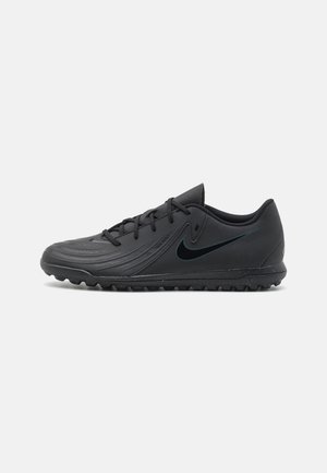 Czarny niski but piłkarski Nike z sznurówkami i teksturowaną podeszwą, zaprojektowany do nawierzchni z trawy syntetycznej lub turf.