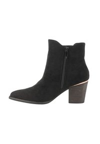 Stivale alla caviglia in suede nero con punta affilata e cerniera laterale, caratterizzato da un tacco a blocco in legno con un accento metallico. Superficie testurizzata.
