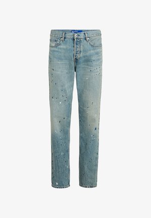 Világoskék farmernadrág, egyenes szárú dizájnnal, kék, fekete és fehér foltos festék részletekkel, amelyek kopott hatást keltenek.