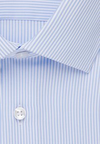 Camicia a righe blu chiaro e bianca in tessuto intrecciato, con colletto a punta e un singolo bottone rotondo sul davanti.