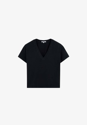 Camiseta negra con cuello en V, hecha de algodón, con mangas cortas y un corte relajado. Diseño simple con una textura suave y sin patrones visibles.
