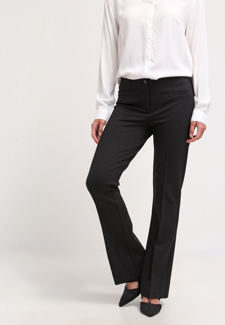 Pantalons ajustés noirs avec une coupe droite, fabriqués dans un tissu lisse. Comprend des poches avant et une fermeture par bouton.