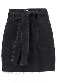Černá džínová sukně s páskem v pase, dvěma předními kapsami a třepeným lemem. Má přiléhavý střih a strukturovaný design.