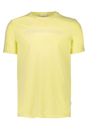 Camiseta de algodón amarilla con mangas cortas, cuello redondo y "COPENHAGUE" impreso en blanco en el pecho. Textura suave, diseño casual.