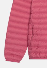 Rosa Pufferjacke mit horizontal gestepptem Material, elastischen Bündchen und glatter Textur. Leicht und figurbetont.