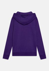 Felpa viola, in cotone misto, con cappuccio grande, maniche lunghe e orlo a coste. Texture liscia senza loghi o motivi visibili.