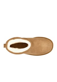 Hellbraune Wildleder-Ankle Boots mit einem weichen weißen Fleece-Futter, abgerundeter Zehenpartie und einer Schlaufe an der Ferse zum einfachen Anziehen.