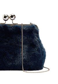 Granatowa torebka kopertówka z futra ekologicznego z srebrnym zapięciem i łańcuszkowym paskiem. Miękka tekstura i zaokrąglony kształt podkreślony błyszczącym detalem metalowym.