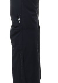 Närbild av svarta utomhusbyxor med CMP-logotyp på låret, som visar tygtextur och sömnadsdetaljer.