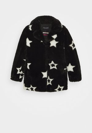 Veste en fausse fourrure noire avec motifs d'étoiles blanches, manches longues et large col, boutons avant dissimulés pour la fermeture.
