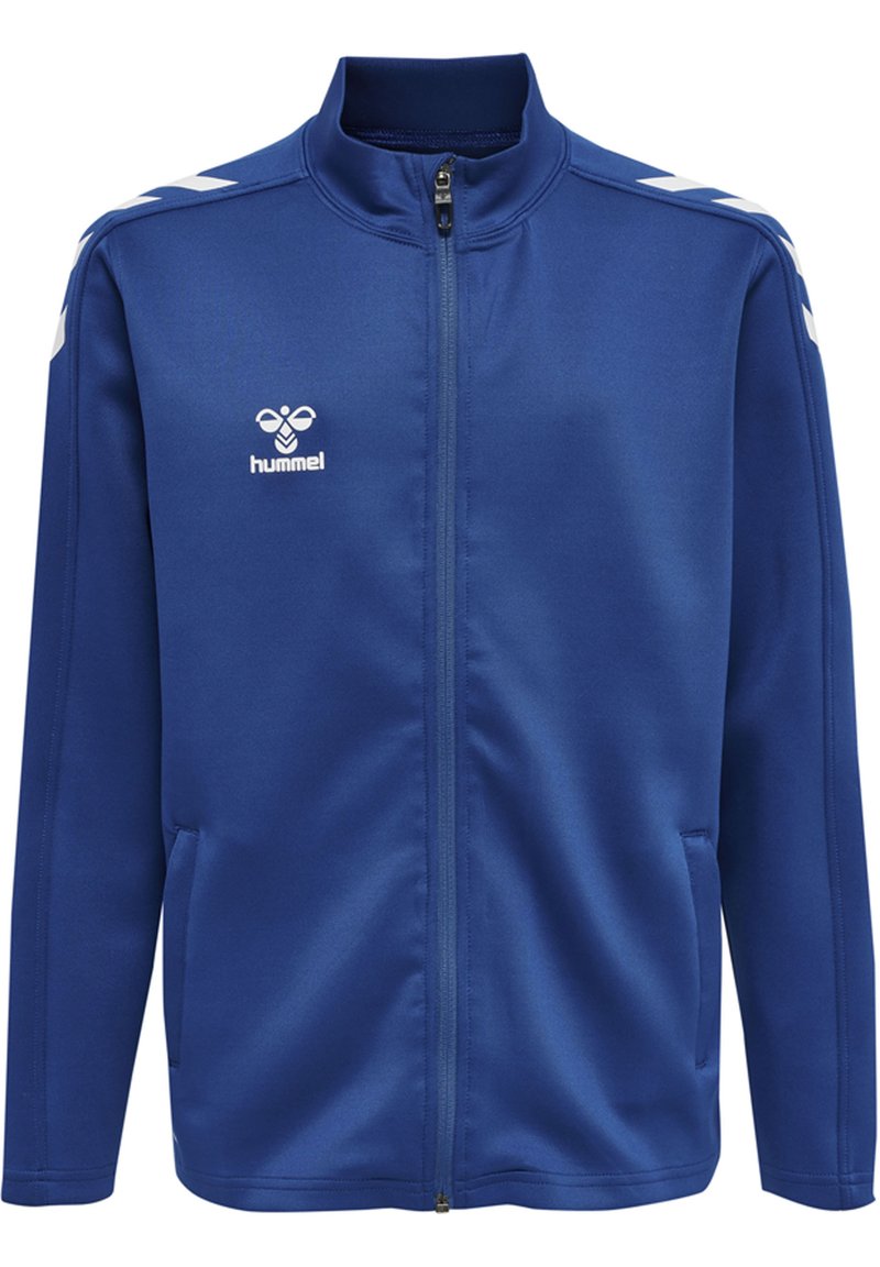 Modrá športová bunda s vysokým golierom, plným zipsom, bočnými vreckami a bielymi chevronovými pruhmi na pleciach. Obsahuje logo "Hummel".