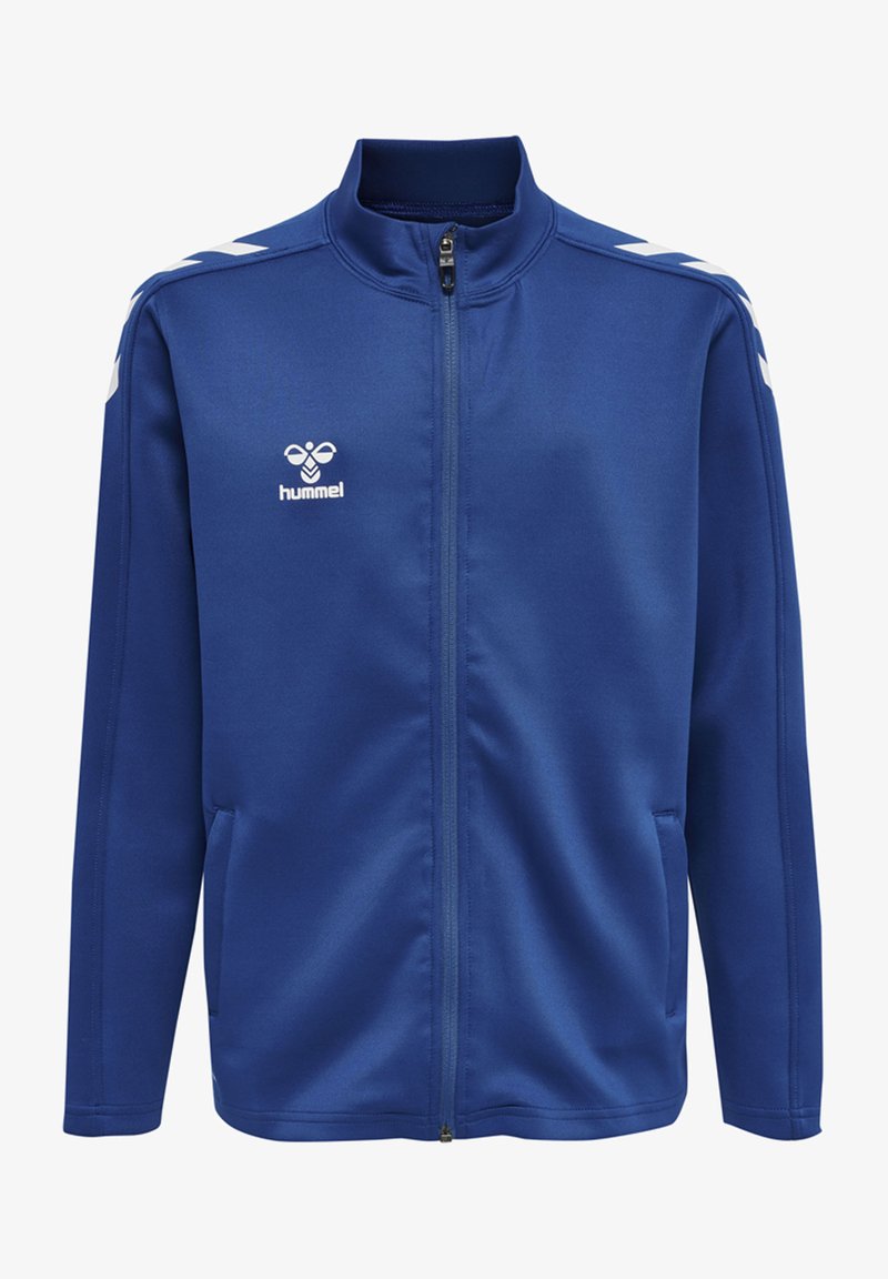Modrá športová bunda s vysokým golierom, plným zipsom, bočnými vreckami a bielymi chevronovými pruhmi na pleciach. Obsahuje logo "Hummel".